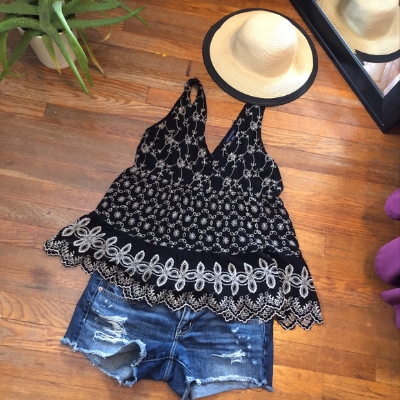 American Eagle Outfitters Tops - Great AE top *NWT* black and white design